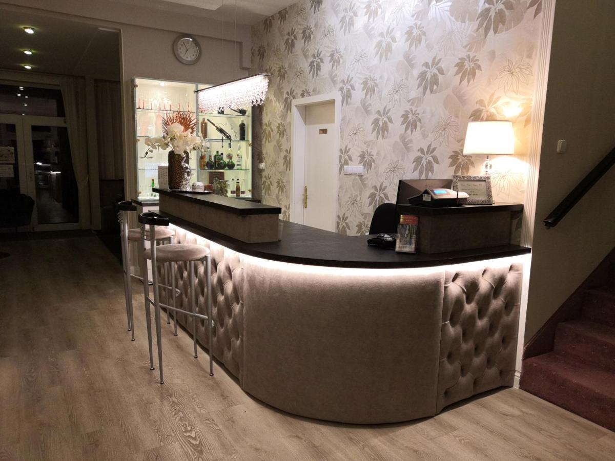 Hotel Forras Komárom Exteriör bild