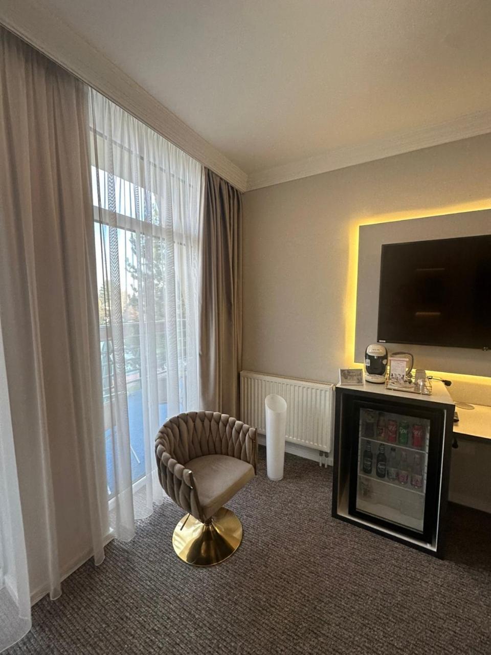 Hotel Forras Komárom Exteriör bild