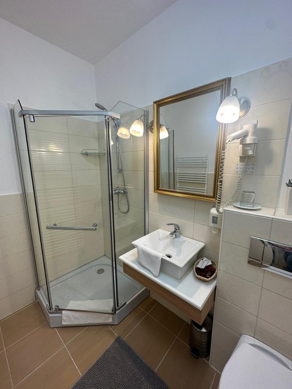 Hotel Forras Komárom Exteriör bild