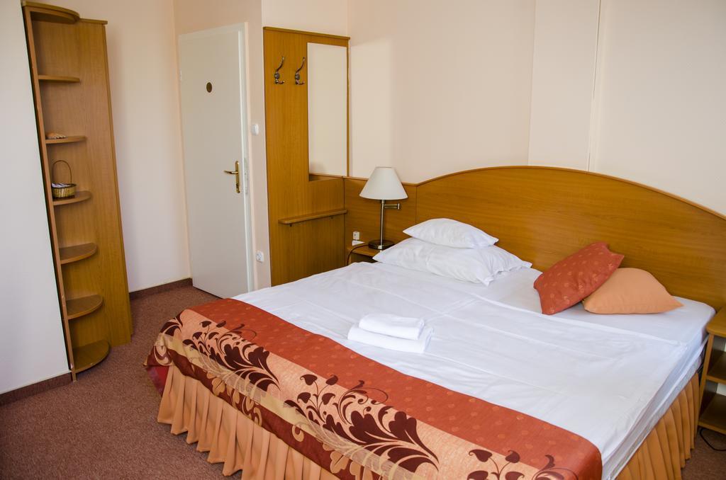 Hotel Forras Komárom Exteriör bild