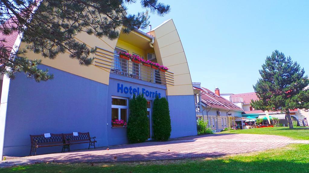 Hotel Forras Komárom Exteriör bild