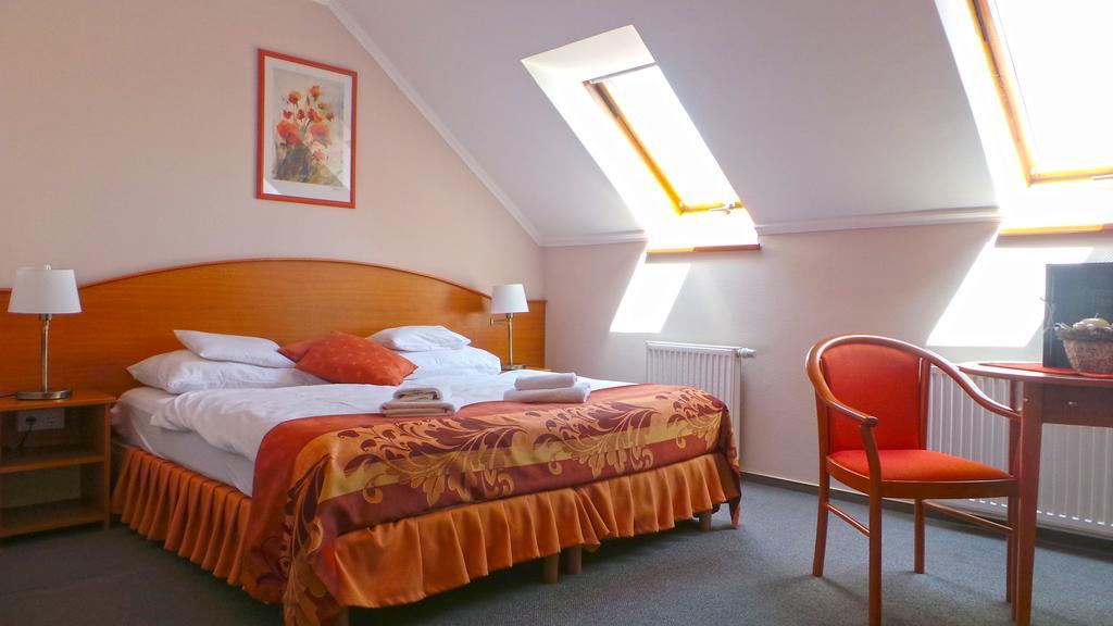 Hotel Forras Komárom Exteriör bild