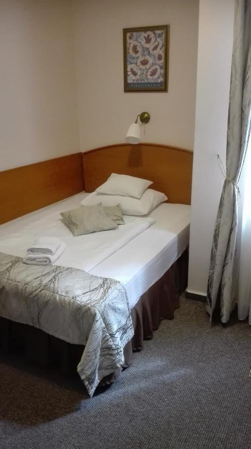 Hotel Forras Komárom Exteriör bild